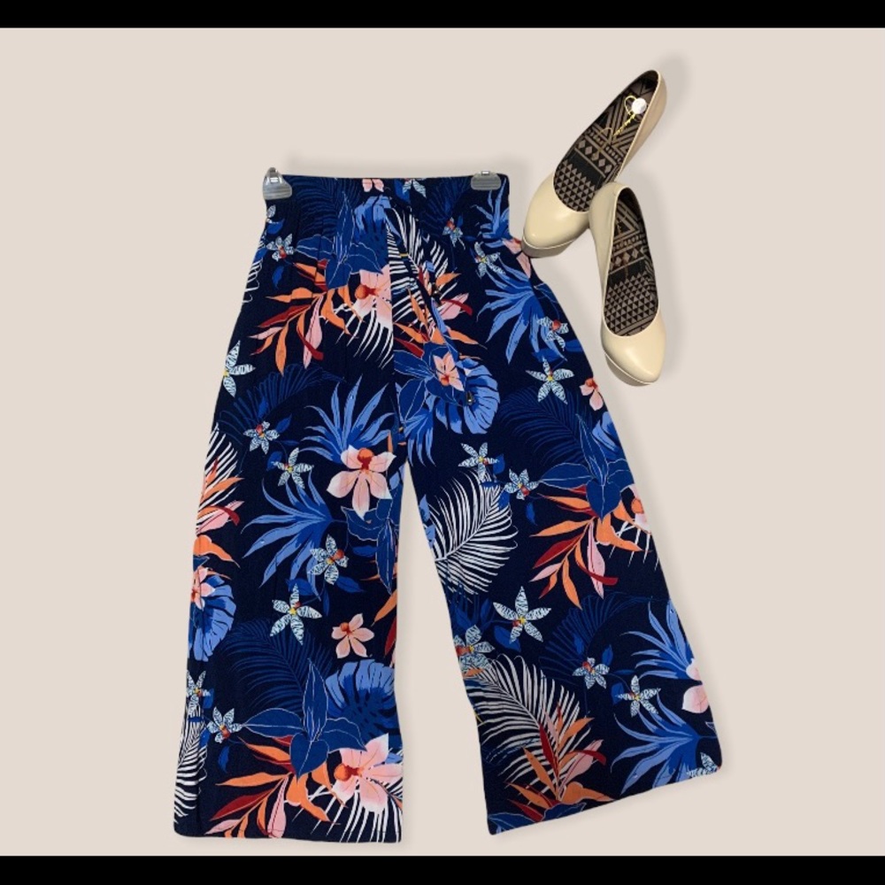 Tropical Floral Flare Capri Pants (Nonbranded) $8